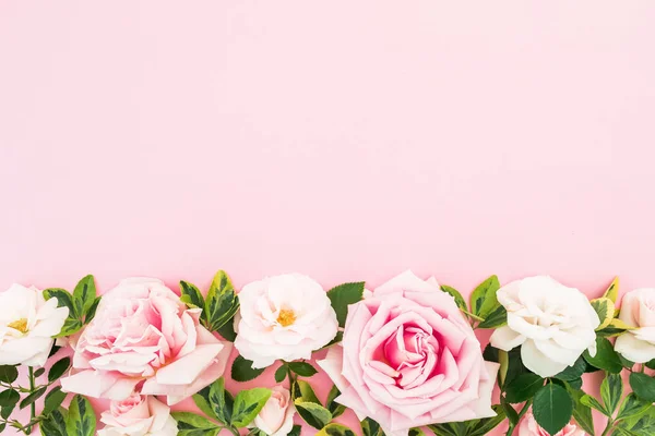 Цветочная Композиция Розами Листьями Розовом Фоне Квартира Лежала Вид Сверху — стоковое фото