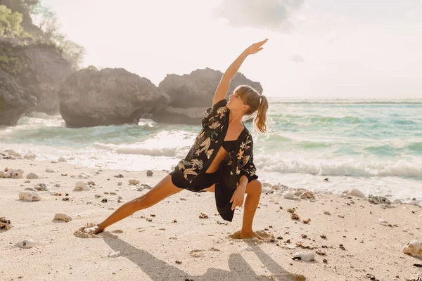 Красивая Женщина Практикует Йогу Пляже Океана — стоковое фото