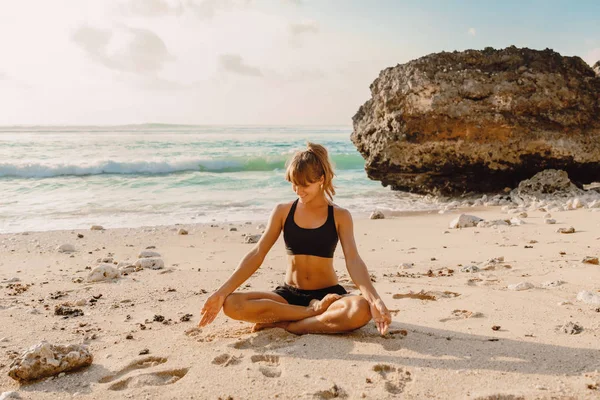 Beautiful Yoga Woman Relax Sandy Beach Ocean — Stock Photo, Image