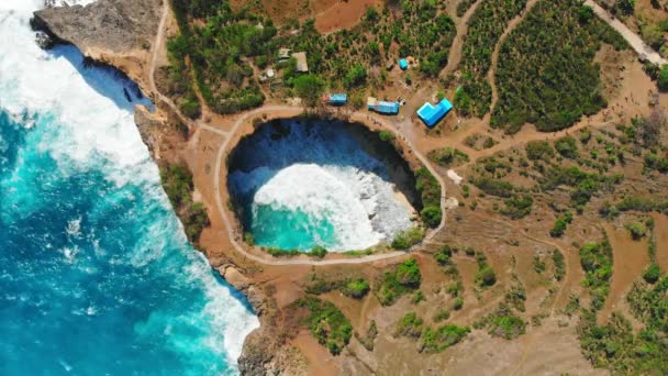 Kırık Bay Nusa Penida Adası Mavi Okyanus Sahil Şeridi Ile — Stok video