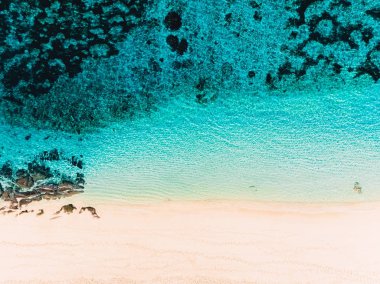 Kristal mavi deniz ve kum ile tropikal plaj. Üstten görünüm arka plan. Havadan görünümü