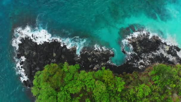 Αεροφωτογραφία Του Μπλε Του Ωκεανού Και Μαύρα Βράχια Στο Τροπικό — Αρχείο Βίντεο