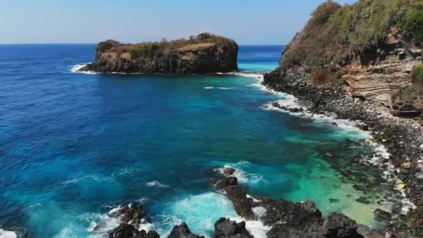 Vista Aérea Isla Con Rocas Piedras Océano Azul — Vídeos de Stock