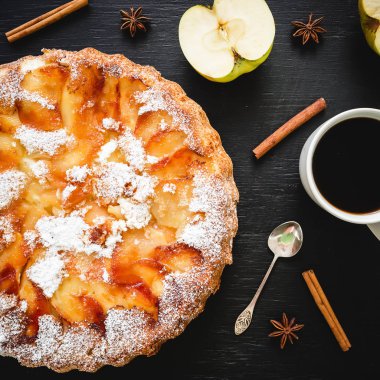 Kahve kupa, elma meyve, tarçın ve Mimoza çiçekler karanlık ile elma pasta. Düz yatıyordu, en iyi görünümü.