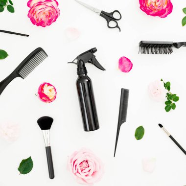 Beyaz zemin üzerine sprey, makas, tarak ve güller çiçek ile Kuaför kompozisyon. Güzellik kavramı. Düz yatıyordu, en iyi görünümü