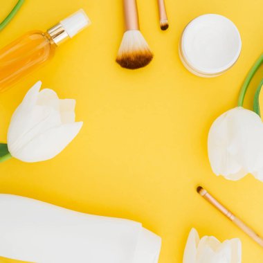 Güzellik Şampuan şişesi, parfüm, krem, Beyaz Lale çiçek sarı zemin üzerine konseptiyle. Düz yatıyordu, en iyi görünümü