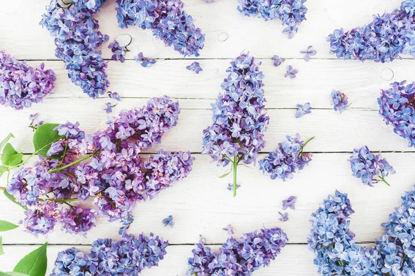 Motif Fleurs Lilas Branches Sur Fond Bois Couché Plat Vue — Photo