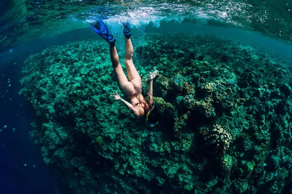 Freediver Kobieta Bikini Nurkowania Oceanie Tropikalny — Zdjęcie stockowe