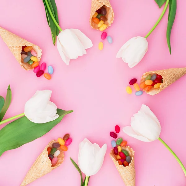 Кругла Рамка Яскравими Цукерками Вафельних Конусах Квітках Тюльпанів Рожевому Фоні — стокове фото