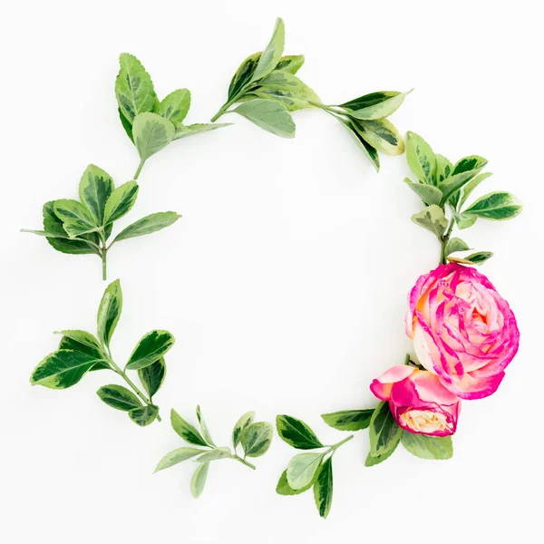 Blumenrunder Rahmen Aus Rosen Und Grünen Blättern Auf Weißem Hintergrund — Stockfoto