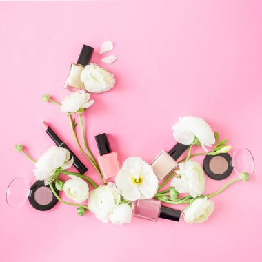 Lale çiçek ve pembe bir arka plan üzerinde kozmetik kompozisyonu. Üstten görünüm. Düz yatıyordu kadınsı Resepsiyon.