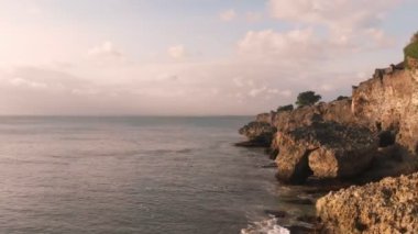 Cliff, kayalar ve okyanus batımında havadan görünümü