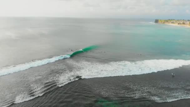 Luchtfoto Uitzicht Oceaan Met Vat Golf Surfers Bali — Stockvideo