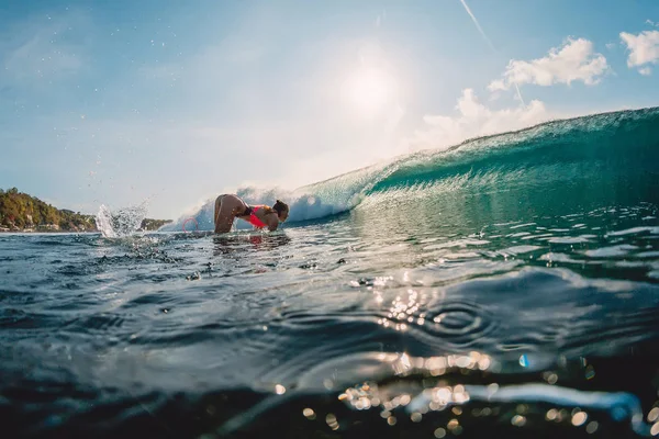 海とバレルの波の魅力的なサーファーの女性 サーフィン女の子がダイビングのアヒルを作ろう — ストック写真