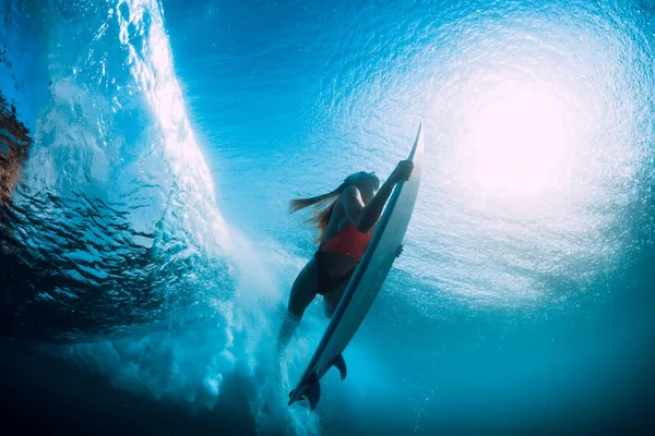 Surfer Ελκυστική Γυναίκα Υποβρύχια Κατάδυση Κάτω Από Βαρέλι Κύμα — Φωτογραφία Αρχείου