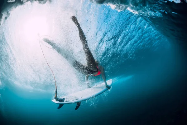 サーファーガール サーフボードで海の波の下でダイビングします 水中ビュー — ストック写真