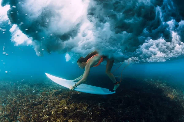 Attraktive Surferin Taucht Unter Krachender Barrel Welle — Stockfoto