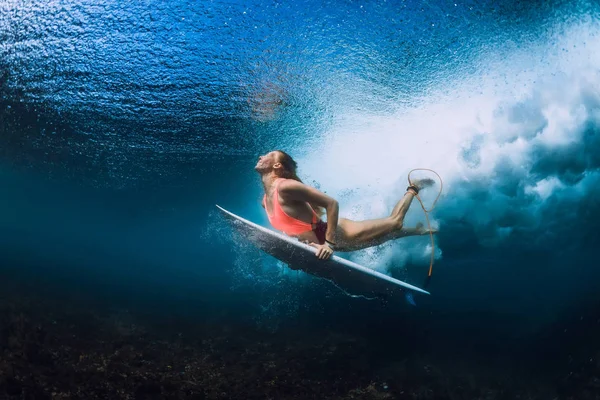 Surfista Mulher Com Prancha Mergulho Subaquático — Fotografia de Stock