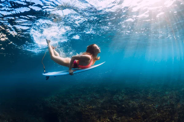 Surfer Vrouw Duik Onderwater Met Onder Golf — Stockfoto