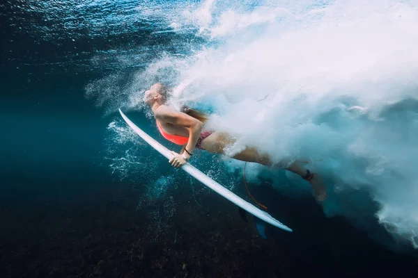 Attraktive Surferin Taucht Unter Wasser Mit Barrel Welle Und Blasen — Stockfoto