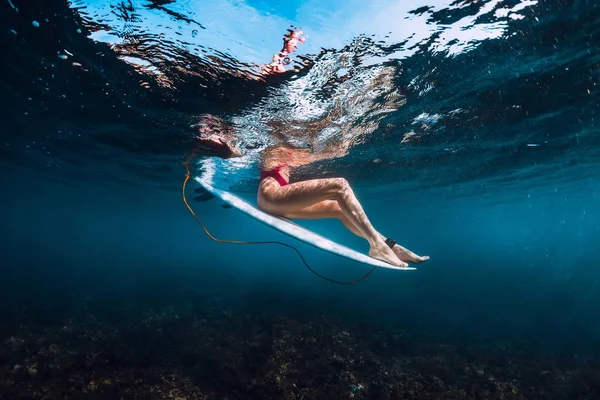 Attraktive Surferin Mädchen Surfbrett Sitzen Unterwasserblick Ozean — Stockfoto