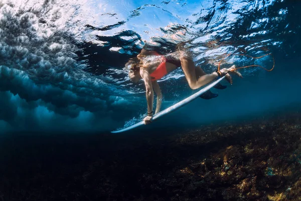 女性サーファー ダイビング 水中サーフボード 波の下で — ストック写真