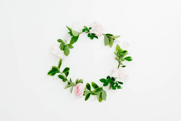 Blumenrunder Rahmen Aus Rosa Rosen Und Grünen Blättern Auf Weißem — Stockfoto