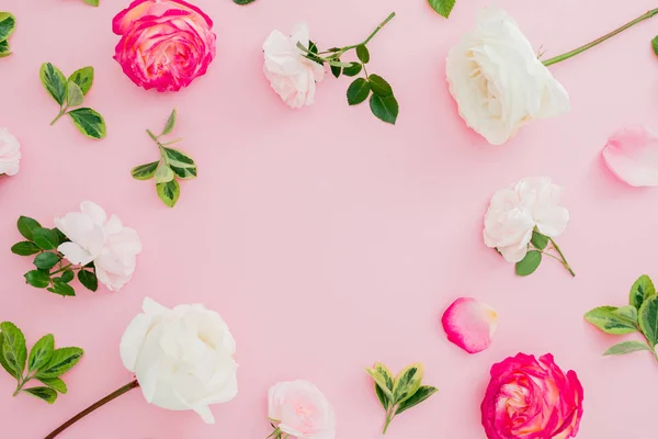 Composición Del Marco Floral Con Flores Rosas Blancas Rojas Sobre — Foto de Stock