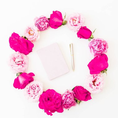 Pembe gül, yaprakları ve peonies günlüğü ve beyaz zemin üzerine kalem ile yuvarlak çerçeve. Düz yatıyordu, en iyi görünüm. Çiçekler doku.