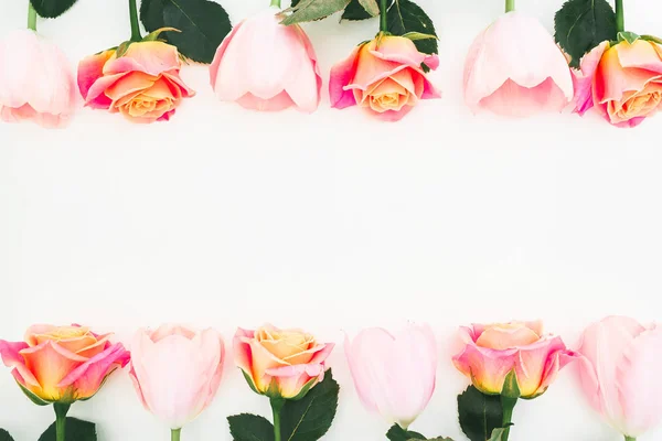 Moldura Floral Rosas Flores Tulipa Fundo Branco Deitado Plano Vista — Fotografia de Stock