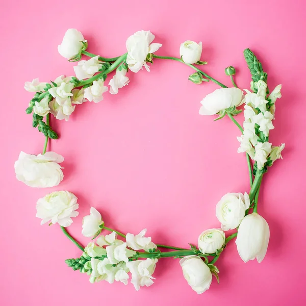 Marco Redondo Floral Flores Blancas Sobre Fondo Rosa Piso Tendido — Foto de Stock
