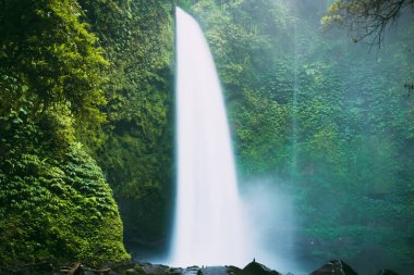 Nung Nung şelale bir güçlü akışını ve nehir Bali, Endonezya