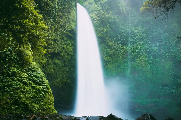 強力な流れとインドネシア バリ島の川でヌン ヌン滝 — ストック写真