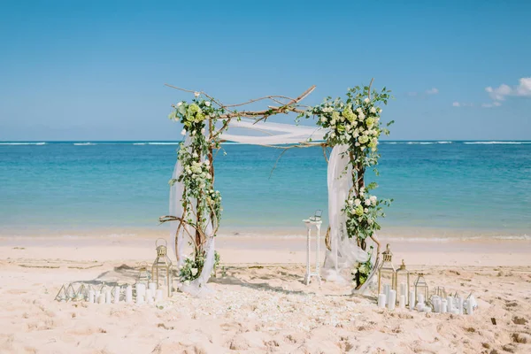Arco Boda Con Flores Blancas Océano Azul Isla Tropical Ceremonia — Foto de Stock