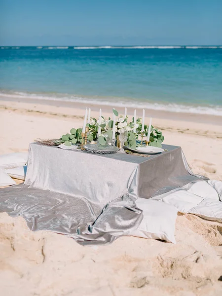 Bröllops Bord Bestick Ljus Och Floristiska Bröllopsmiddag Tropical Beach — Stockfoto
