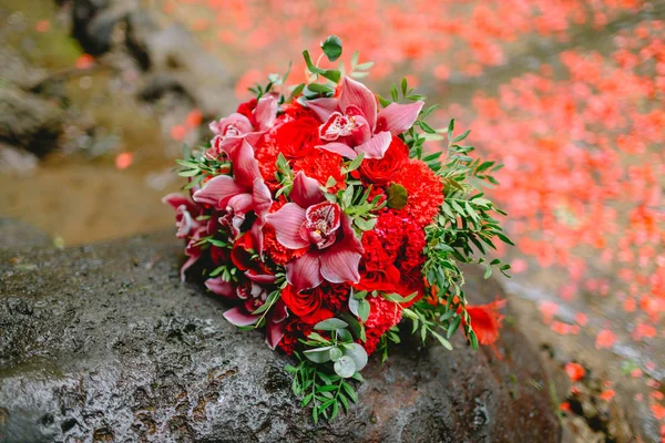 Linda Florista Nupcial Buquê Casamento Feito Flores Vermelhas — Fotografia de Stock