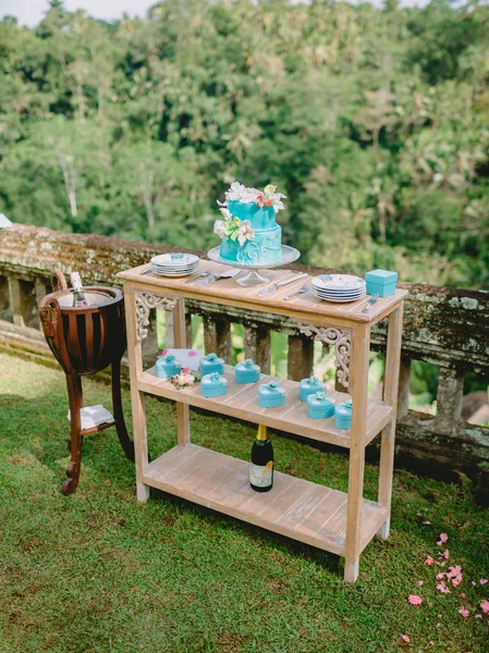 Pastel Turquesa Boda Con Flores Azúcar Bebidas Con Regalos Banquete — Foto de Stock