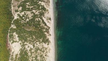 Deniz cliff ve temiz su dron üzerinden sahil şeridine. Üstten görünüm. Havadan görünümü