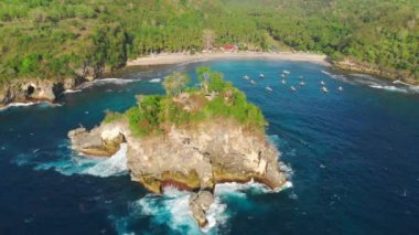 Crystal bay beach ve mavi okyanusta Nusa Penida. Tropik ada hava dron görünümü