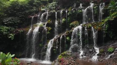 Art arda sıralı şelale tropikal orman içinde. Bali, Endonezya. Havadan görünümü