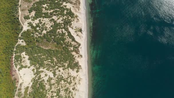Havets Kust Med Cliff Och Klart Vatten Från Drone Ovanifrån — Stockvideo