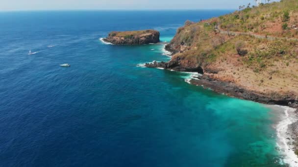 Mavi Okyanus Taşlarla Kayalık Ada Havadan Görünümü — Stok video
