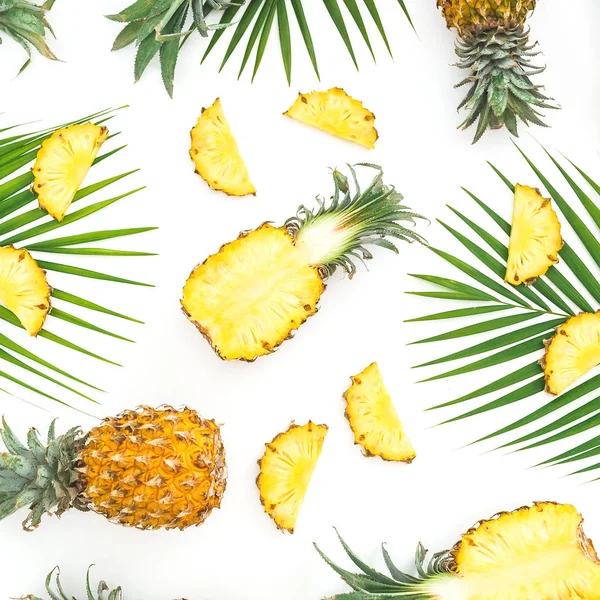 Ananas meyve ve palmiye gıda desen beyaz zemin üzerine bırakır. Düz yatıyordu, en iyi görünüm. Tropikal kavramı.