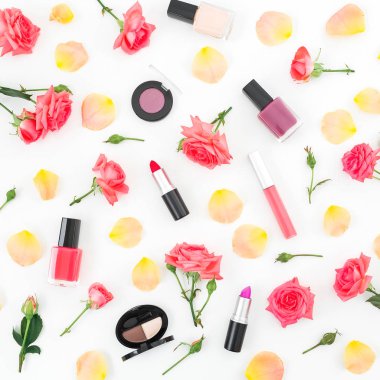 Çiçek desenli turuncu gül çiçek ve beyaz arka plan üzerinde kadınsı kozmetik ile. Düz yatıyordu, en iyi görünümü.