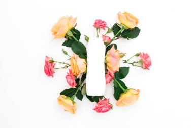 Gül çiçek ve kadınsı şampuan beyaz zemin üzerine çiçek kompozisyonu. Düz yatıyordu, en iyi görünümü.