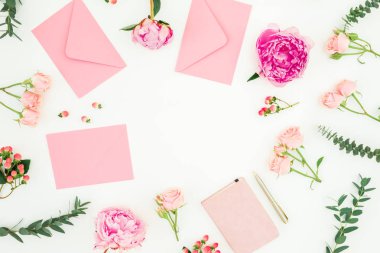 Sevgililer günü kavramı. Çerçeve peonies, okaliptüs, pembe zarf ve beyaz zemin üzerine kalem ile günlüğü ile. Düz yatıyordu, en iyi görünümü.