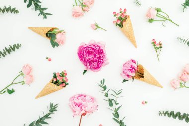 Çiçek desenli pembe peonies, gül yaprakları, okaliptüs, beyaz arka plan üzerinde gözleme koniler. Düz yatıyordu, en iyi görünümü