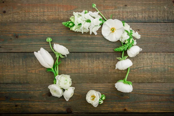 Moldura Floral Com Flores Brancas Folhas Verdes Isoladas Fundo Madeira — Fotografia de Stock