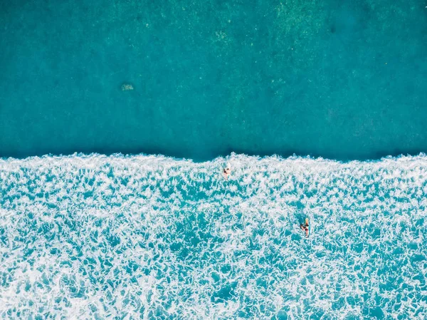 Αεροφωτογραφία Του Surfers Και Κύμα Τροπικό Μπλε Του Ωκεανού — Φωτογραφία Αρχείου