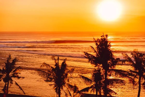 Strahlend Warmer Sonnenuntergang Oder Sonnenaufgang Mit Idealen Meereswellen Zum Surfen — Stockfoto